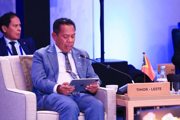 𝐕𝐢𝐬𝐞-𝐌𝐢𝐧𝐢𝐬𝐭𝐫𝐮 𝐊𝐨𝐦𝐞́𝐫𝐬𝐢𝐮 𝐧𝐨 𝐈𝐧𝐝𝐮́𝐬𝐭𝐫𝐢𝐚 𝐀𝐥𝐭𝐞𝐫𝐧𝐚𝐭𝐢𝐯𝐮 𝐋𝐢𝐝𝐞𝐫  𝐏𝐚𝐫𝐭𝐢𝐬𝐢𝐩𝐚 𝐑𝐞𝐮𝐧𝐢𝐚𝐮𝐧 𝐑𝐞𝐭𝐫𝐞𝐚𝐭 𝐌𝐢𝐧𝐢𝐬𝐭𝐫𝐮 𝐄𝐤𝐨𝐧𝐨𝐦𝐢𝐤𝐮 𝐀𝐒𝐄𝐀𝐍 𝐛𝐚 𝐝𝐚𝐥𝐚 𝟑𝟐